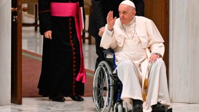 El Papa Francisco tiene un ligamento de la rodilla roto. Foto: AFP