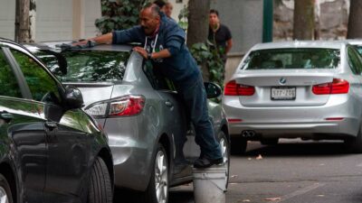 Puebla: multa de hasta 9 mil pesos por apartar lugares de estacionamiento
