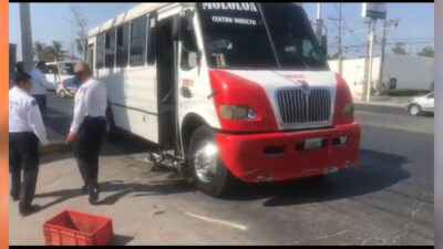 Nayarit: camión de pasajeros atropella a motociclista en Tepic; ve video