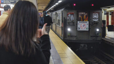 Tiroteo en tren subterráneo de Nueva York deja un muerto