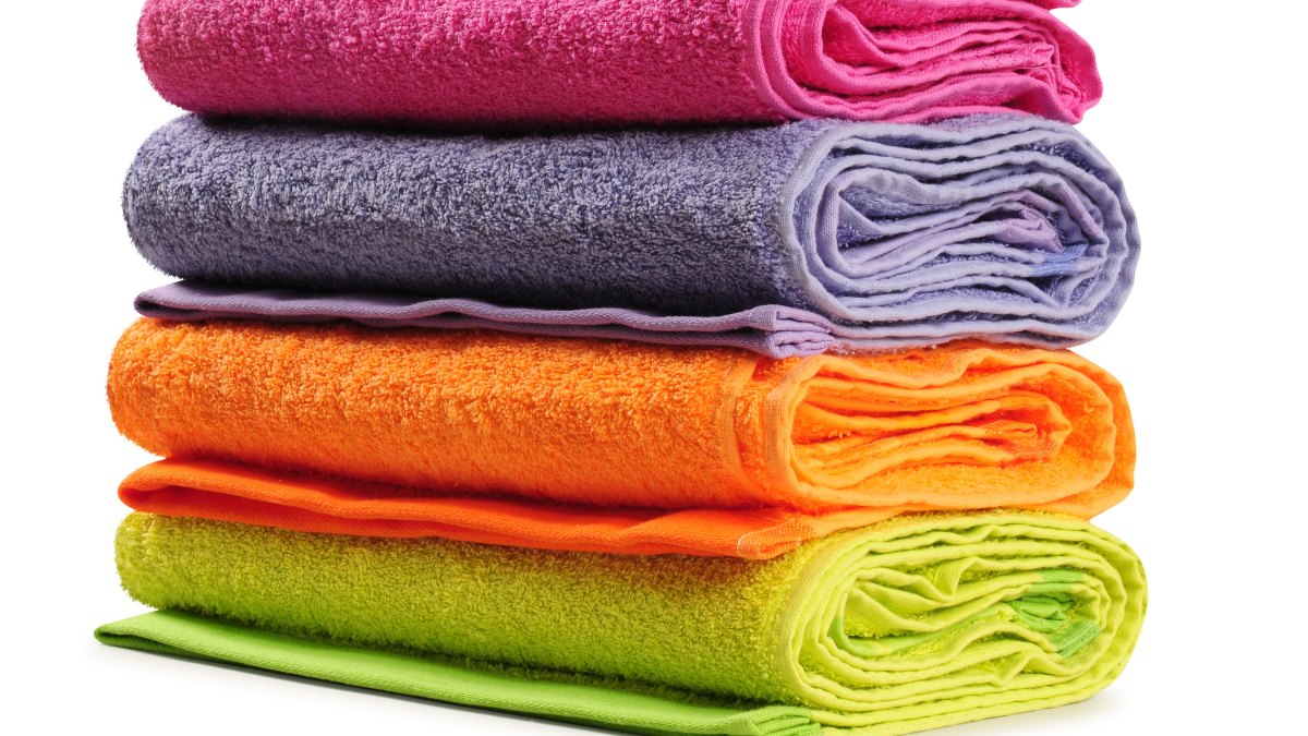 Las toallas son indispensables en el día a día, hay que saber como elegirlas para que sequen rápido, sean confortables y durables.