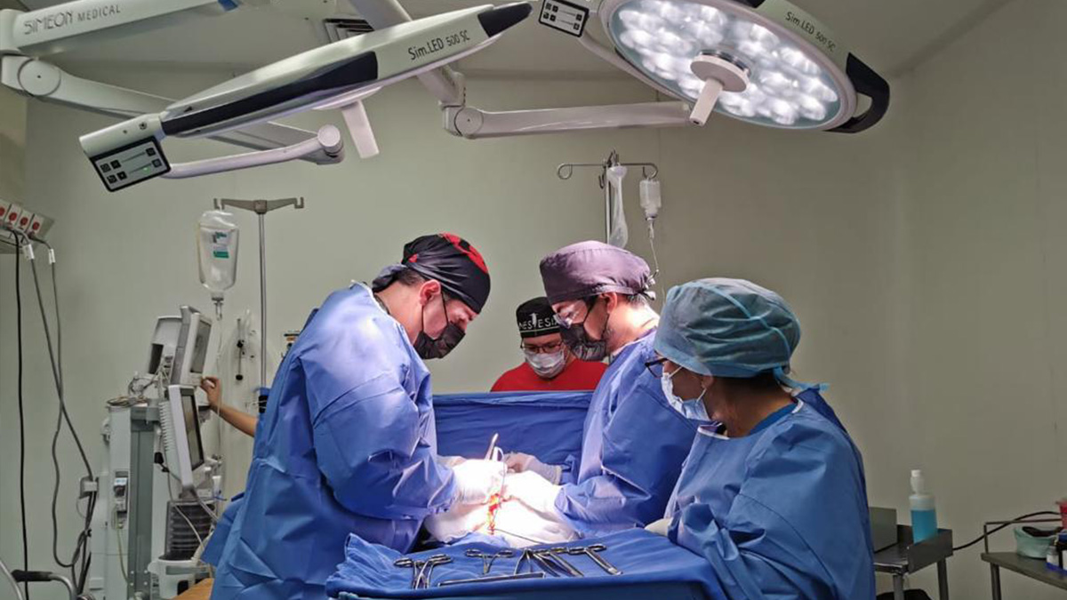 A una paciente diagnosticada con cáncer de ovario, en Campeche le extrajeron un tumor abdominal del tamaño de una sandía.