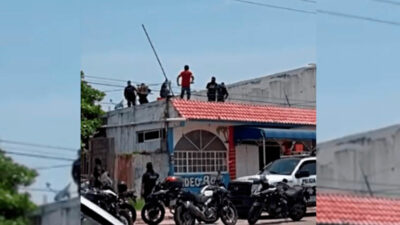 Veracruz: sube a techo de cantina y arma pelea con policías; ve video