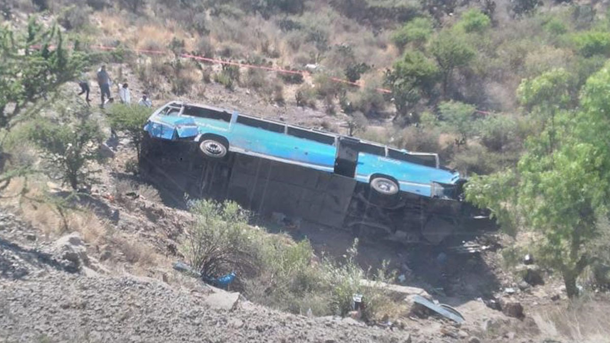 San Luis Potosí: Autobús cae a barranco de Mexquitic de Carmona; hay 6 muertos