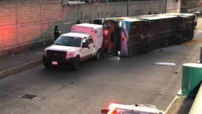 Toluca: vuelca autobús en Paseo Tollocan; hay 2 muertos y 20 heridos