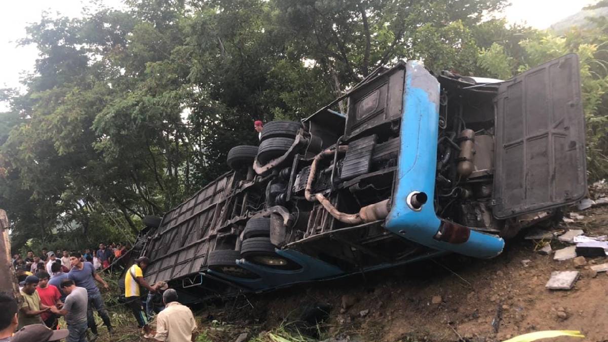 Tragedia en Chiapas: vuelca camión con peregrinos tabasqueños; hay al menos 9 muertos y 28 heridos