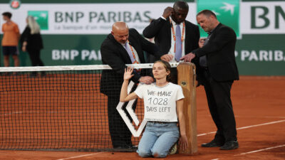 Activista interrumpe semifinal de Roland Garros y se ata a la red