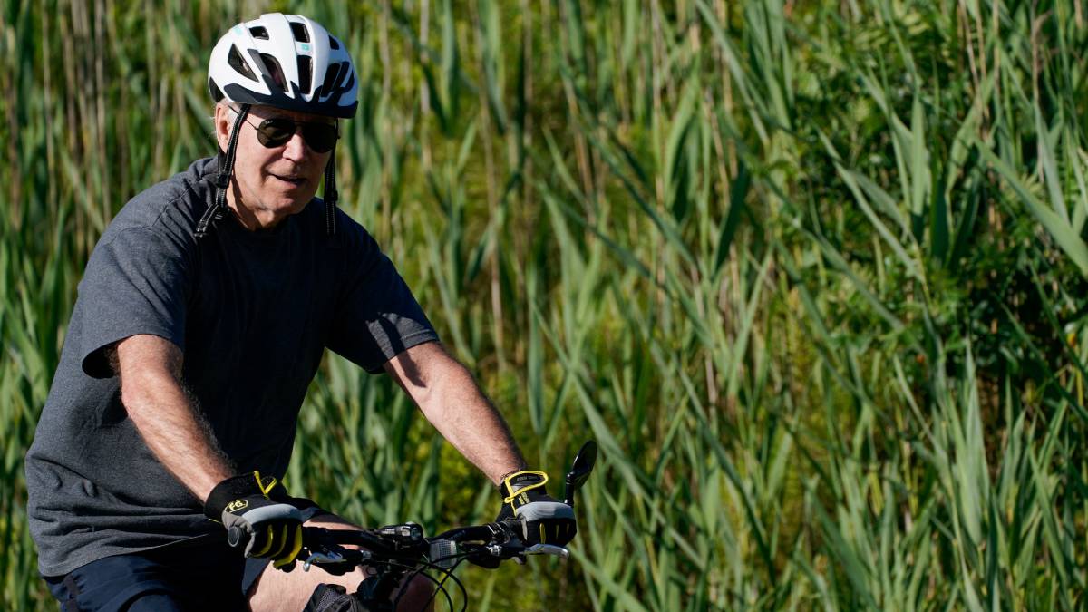 Joe Biden, prezydent Stanów Zjednoczonych, spadł z roweru