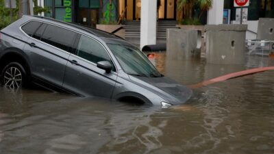 En Miami, Florida, fuertes lluvias causaron inundaciones graves en el sur de Estados Unidos