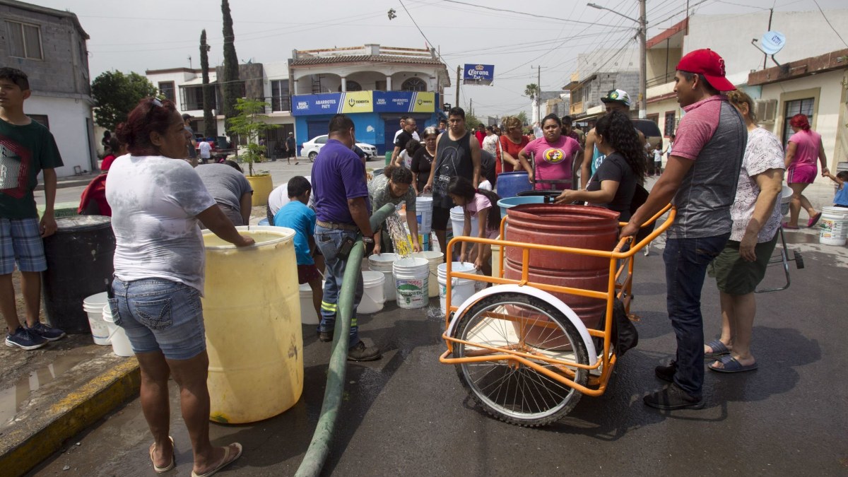 Transportistas de San Luis Potosí donan pipas de agua a Nuevo León