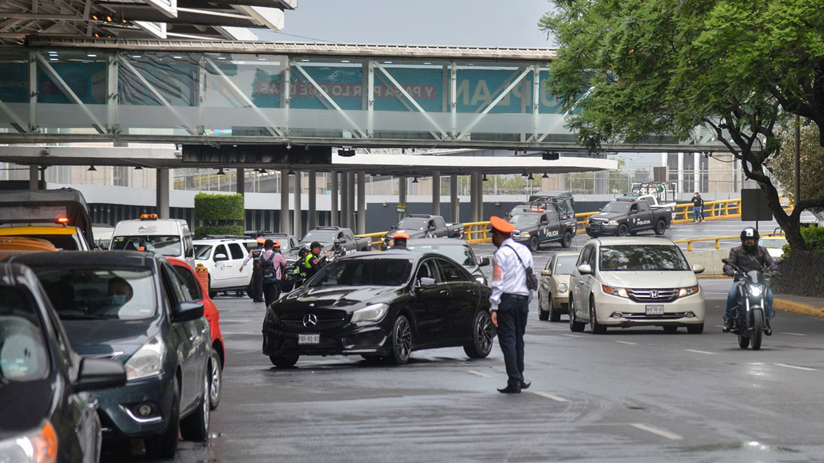 Prohíben entrada de taxis por aplicación al AICM; la multa es de 43 mil pesos