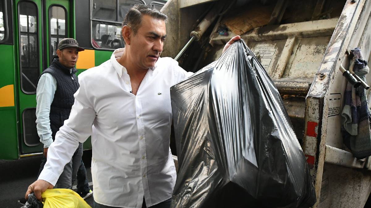 Salvador Zamora, alcalde de Tlajomulco, lanza basura a Caabsa; ve razón