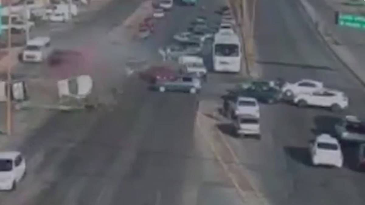 ¿Golpe avisa? Trailero drogado se queda sin frenos y se impacta contra 10 autos en Aguascalientes; ve VIDEO
