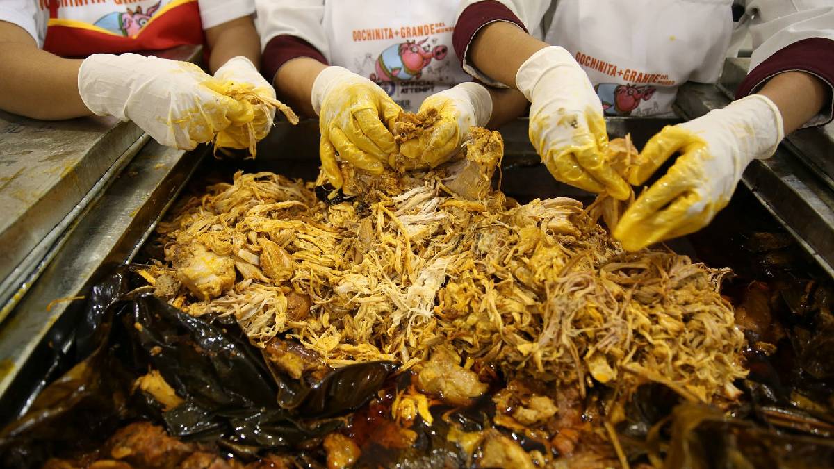 Decenas de personas se intoxican por comer cochinita pibil en Seyé, Yucatán
