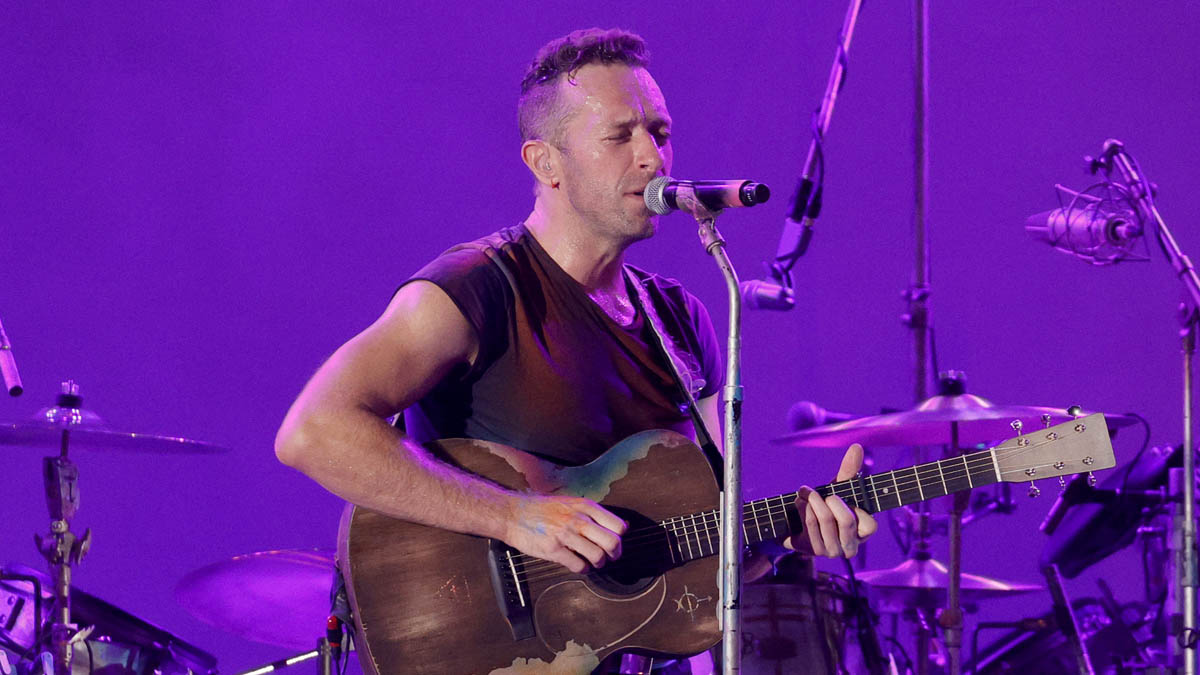 Chris Martin, vocalista de Coldplay, canta a novios en bar de Inglaterra
