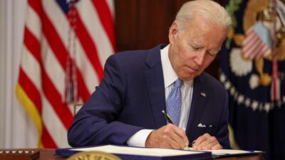 Control de armas en EU: Joe Biden firma ley para establecer regulación
