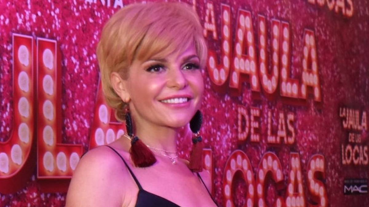 Hold on, Maria Leon!  Itatí Cantoral surprises with a photo practicing “tube”