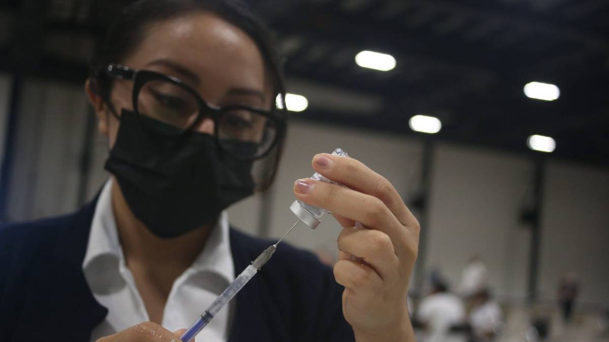 Capitalinos buscan segundo refuerzo de la vacuna COVID: acuden a Centros de Salud en busca de la cuarta dosis