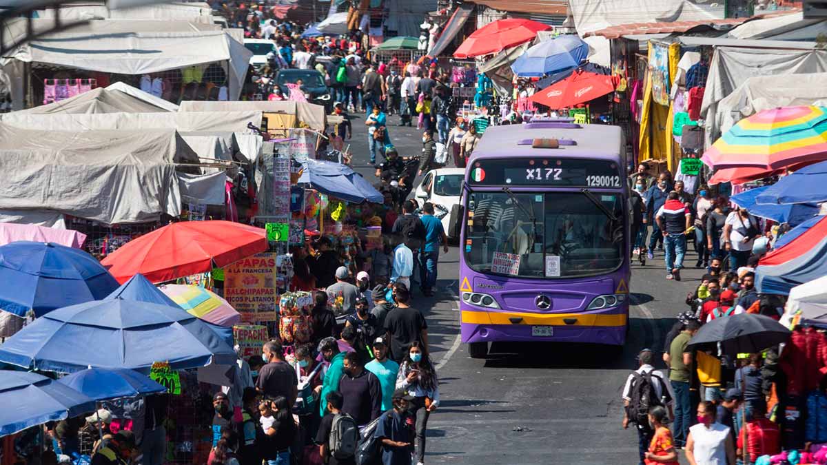 En Tepito, retiran puestos ambulantes de Eje 1 Norte y liberan vialidad