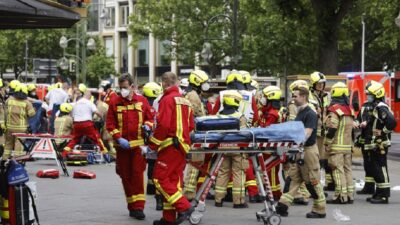 En Berlín, Alemania, un auto atropella a varias personas; hay heridos y un muerto