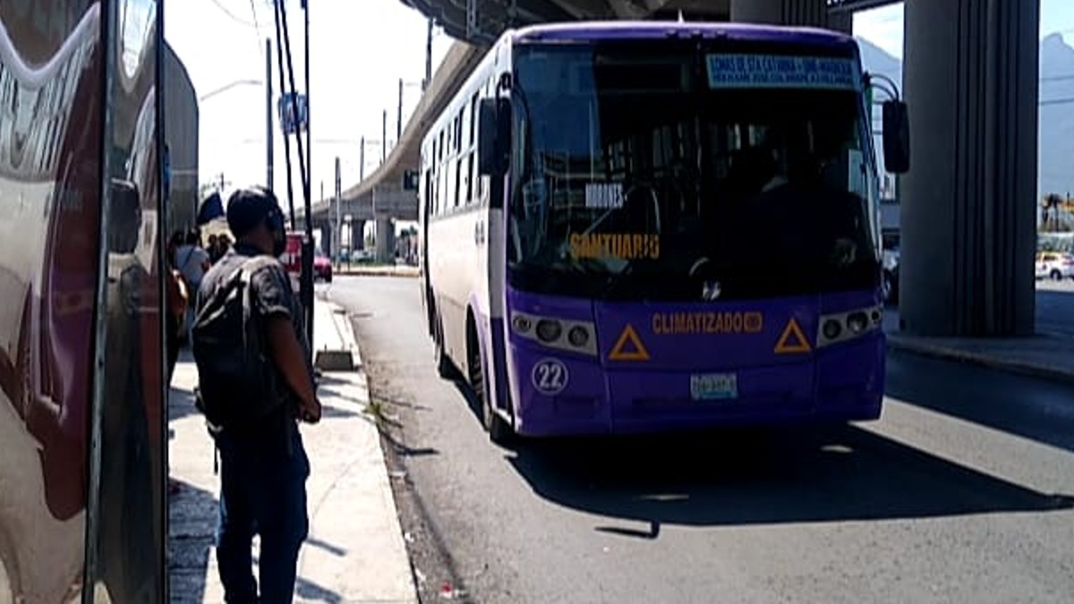 Usuarios de transporte público se quejan en redes por sorpresivo “tarifazo” en Monterrey
