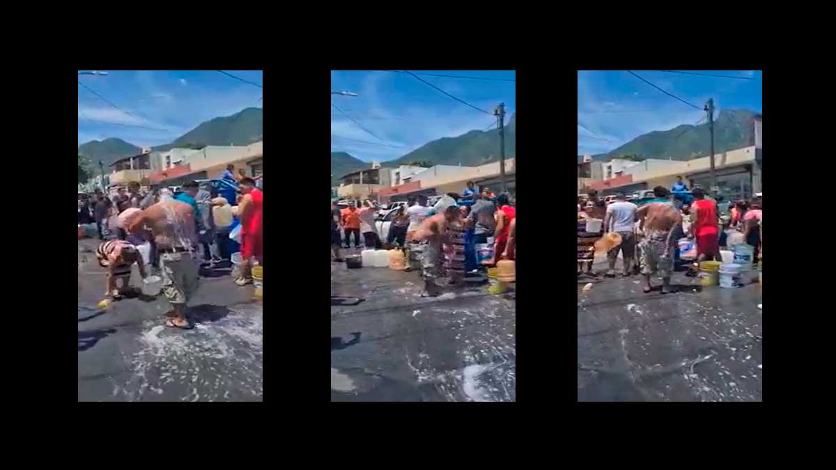 ¡Ahora, o nunca! Aprovechan fuga de agua para bañarse en la calle en Nuevo León; ve videos