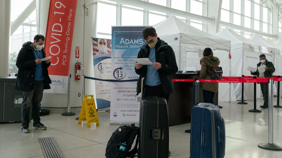 Estados Unidos levantará la exigencia de un test de COVID-19 para los viajeros que lleguen al país en avión