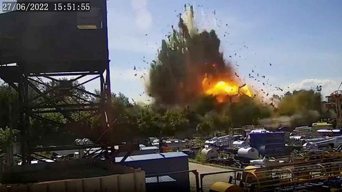 Nuevo video del momento en el que cae misil ruso en centro comercial de Ucrania