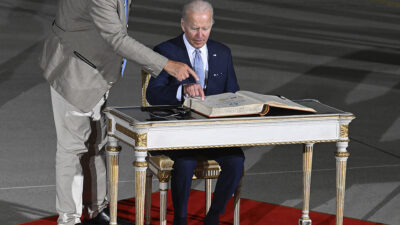 Joe Biden muestra nota con instrucciones que le dicen qué hacer