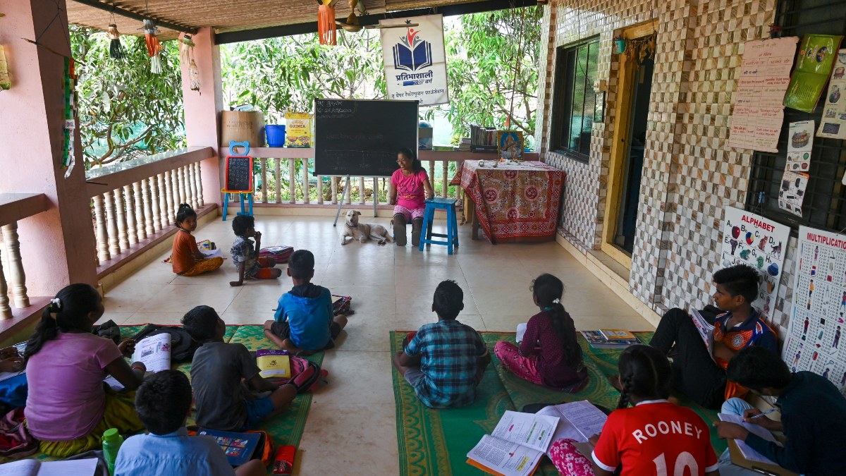 Seorang guru tanpa kaki dan tangan tidak berhenti mengajar di India
