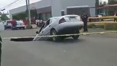 Michoacán: se abre socavón en Morelia y auto queda atrapado; ve video
