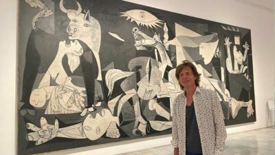 Mick Jagger crea polémica por tomarse "foto prohibida" junto a un Picasso