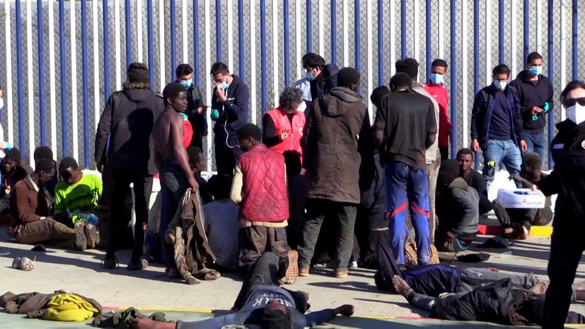 Migrantes intentan cruzar la frontera española con Marruecos