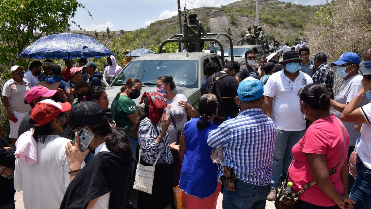 En Petaquillas, Guerrero, pobladores liberan a militares y policías