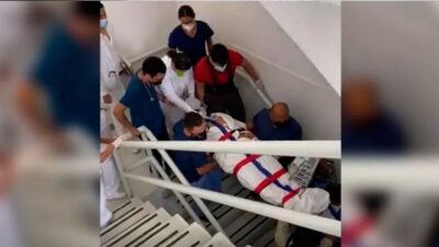 Morelos: Llevan a paciente por escaleras en hospital de Cuernavaca; elevadores no sirven