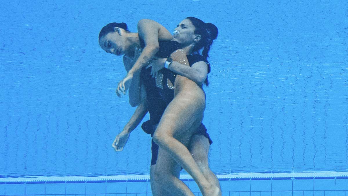 Nadadora se desmaya en competencia y es rescatada por su entrenadora