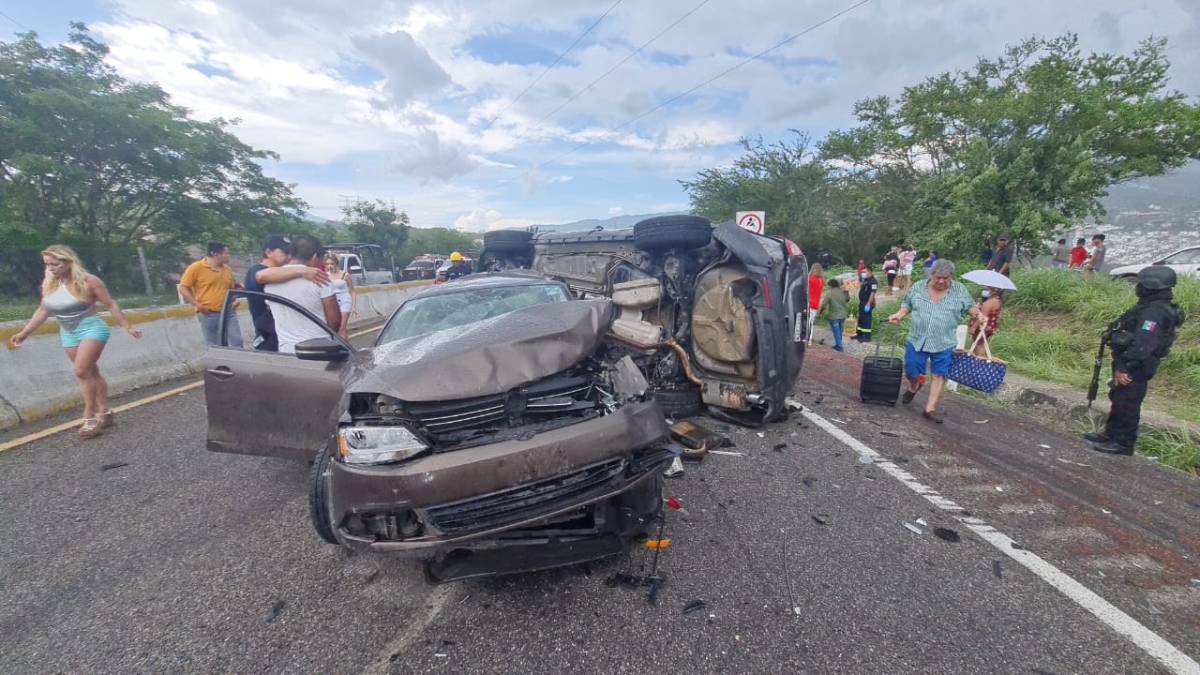 Carambola en la Autopista del Sol: tráiler embiste autos y deja al menos 10 heridos