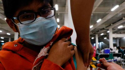 Nuevo León pone primera dosis de vacuna COVID a menores de 12 a 17 años