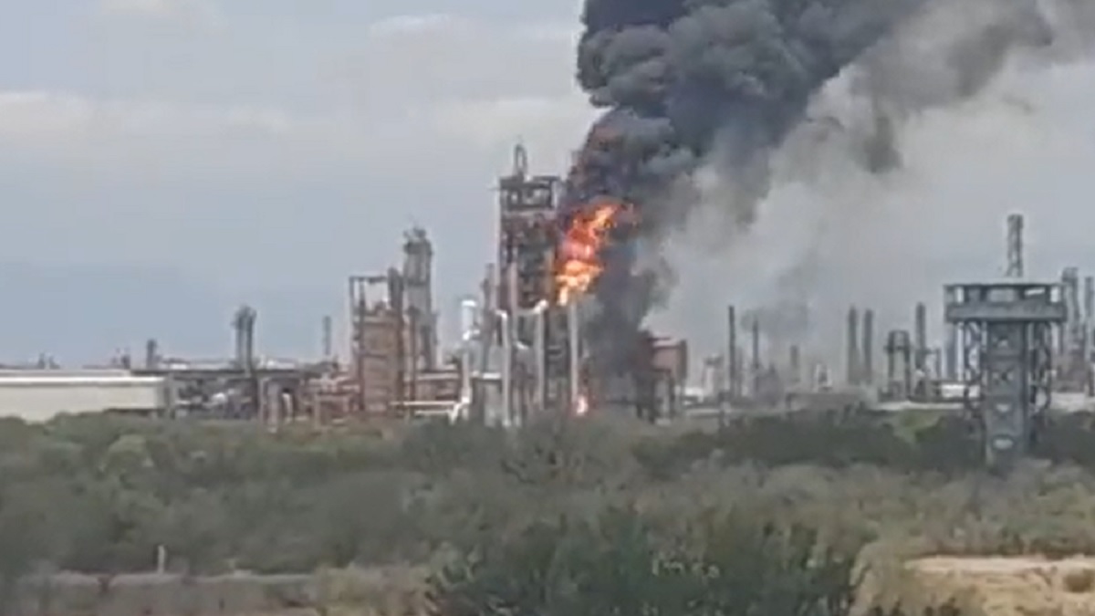 Controlan incendio en refinería de Cadereyta, Nuevo León