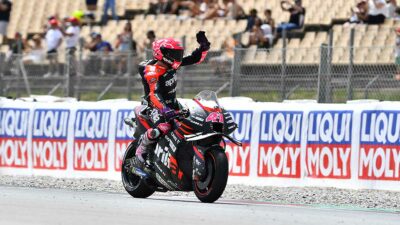 Insólito: Piloto de moto GP celebra antes de tiempo y queda fuera de podio