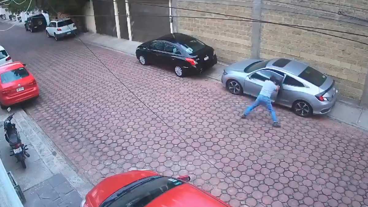 Puebla: iba a abrir su carro y descubre a ratero dentro con arma