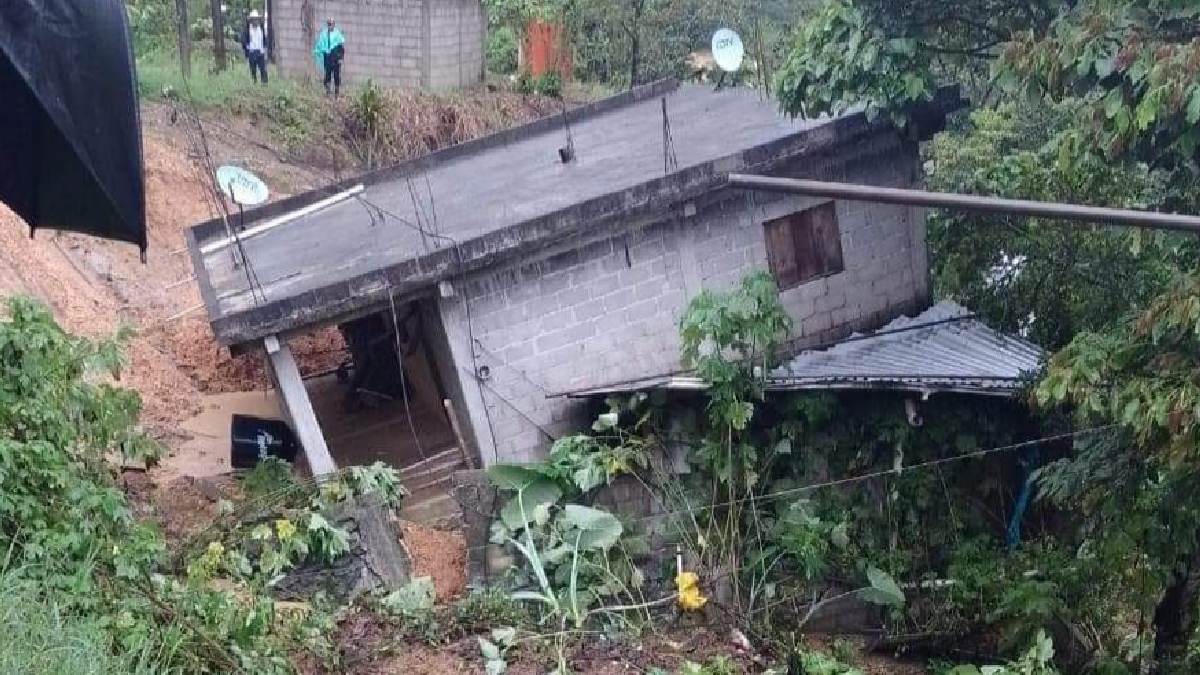 Puebla: Cerro se derrumba en San Sebastián Tlacotepec; casi sepulta a pobladores