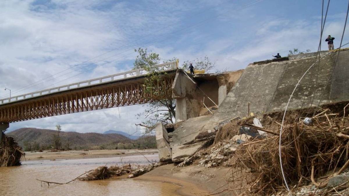 ¡A punto de colapsar! Imágenes del puente de Santa María Tonameca, en Oaxaca, tras paso de huracán Agatha