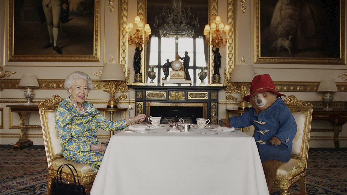 En un sketch, la Reina Isabel II tomó el té con el oso Paddington y le dijo que siempre guardaba algo especial en su bolso.