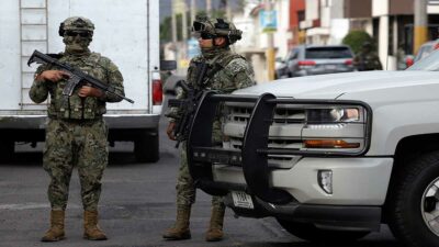 En Baja California Sur, elemento de la Marina dispara a dos hombres y a una mujer