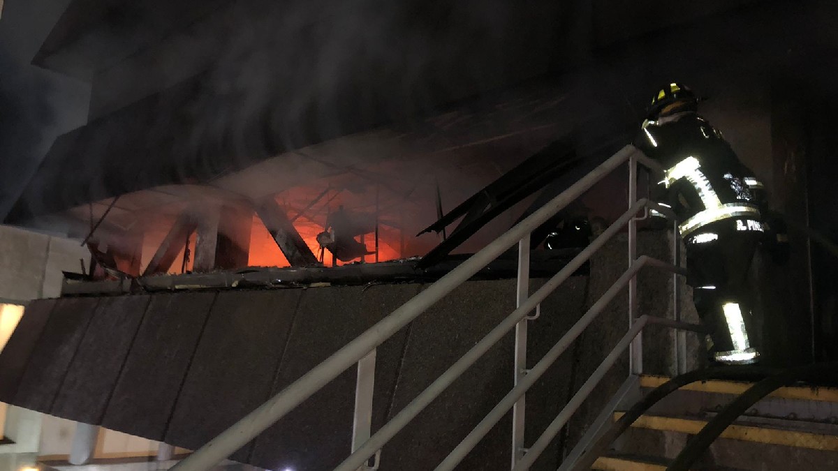 Se incendia edificio de la Secretaría de Obras y Servicios en CDMX