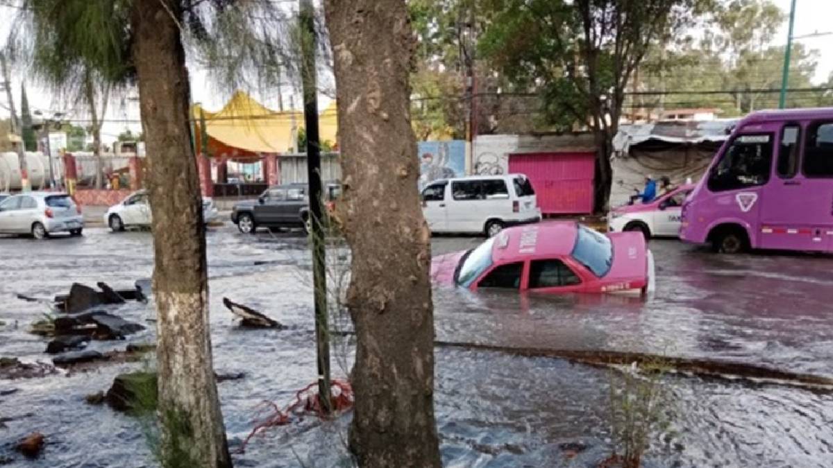 Video: taxi cae a enorme socavón provocado por megafuga de agua en Iztapalapa