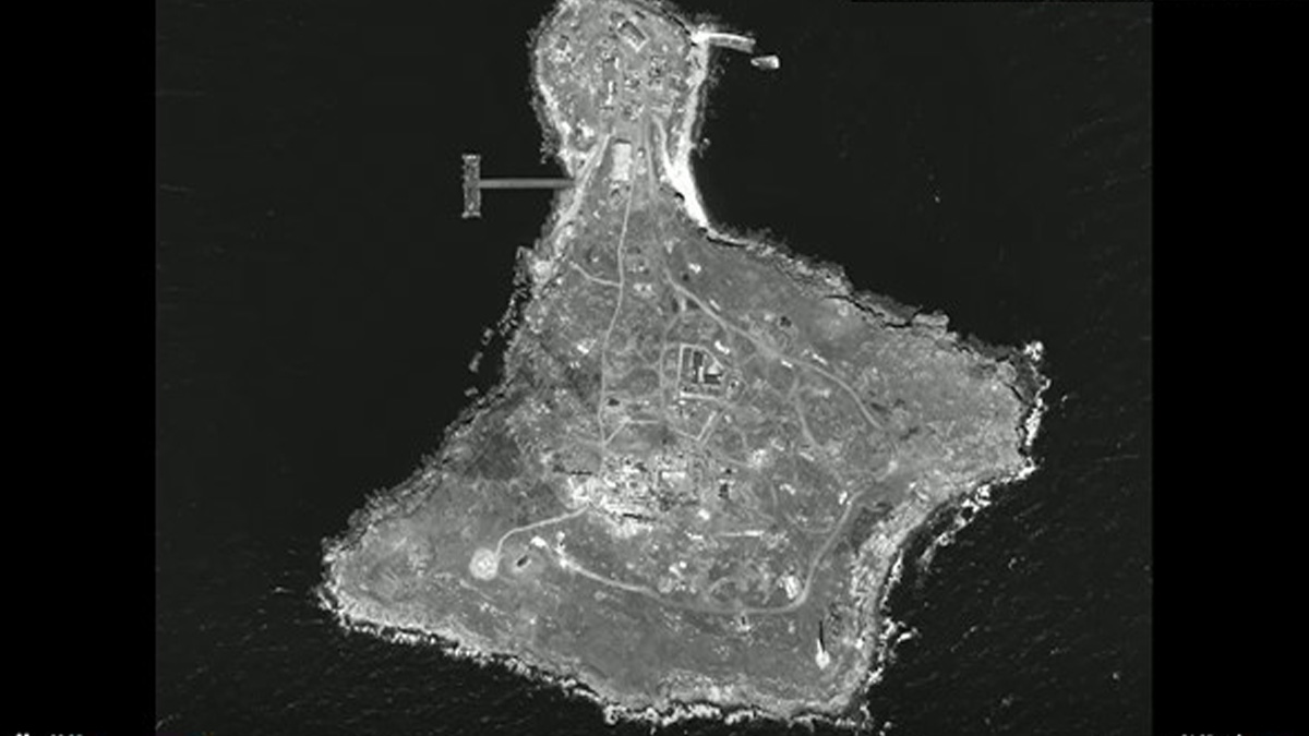 Imágenes satelitales muestran el antes y después de bombardeos en isla ucraniana
