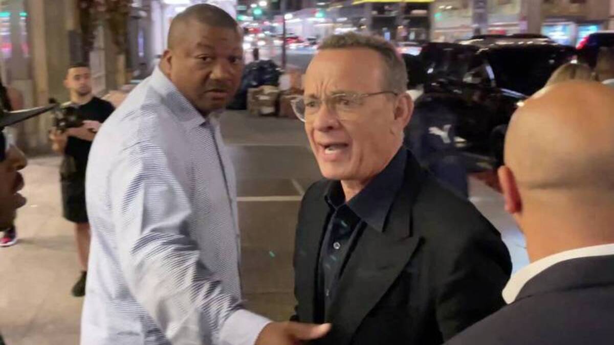 “¡Retrocedan!”: Tom Hanks enfurece y estalla contra fanáticos por empujar a su esposa