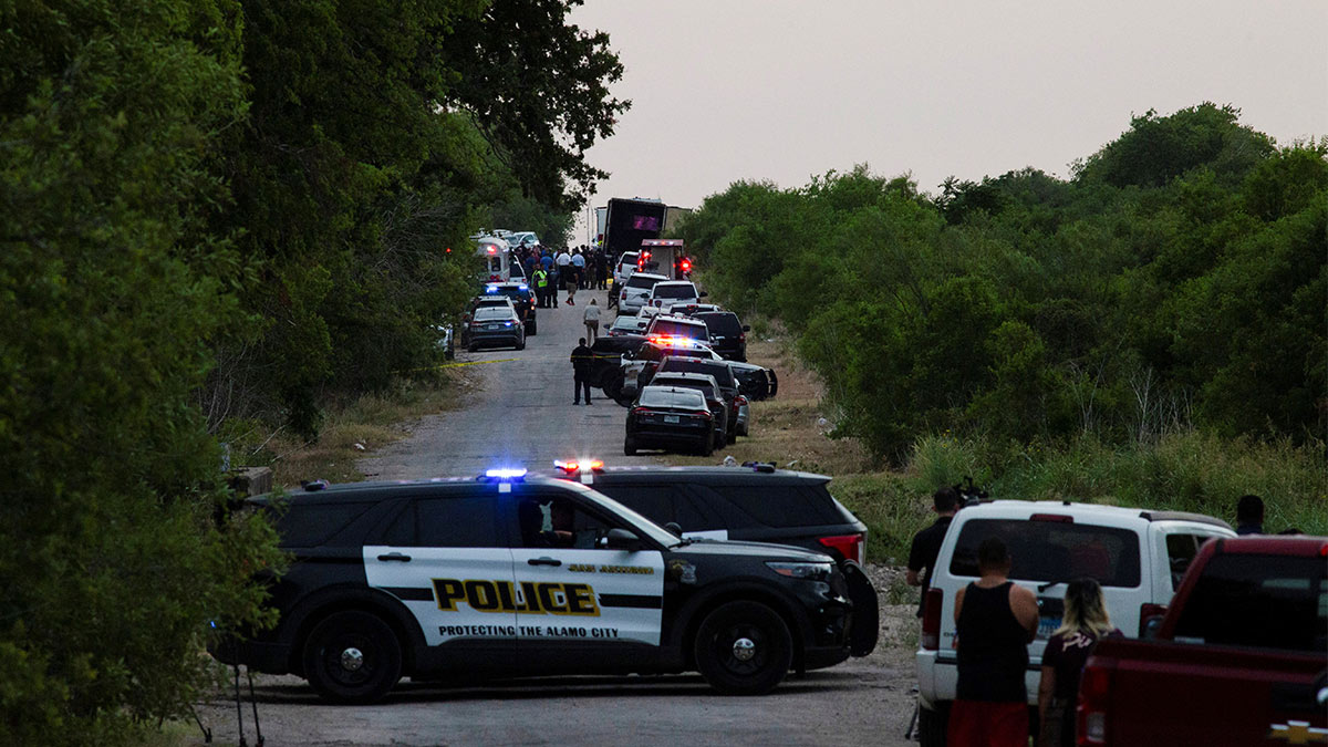 Localizan en Texas tráiler con al menos 46 migrantes muertos; autoridades investigan